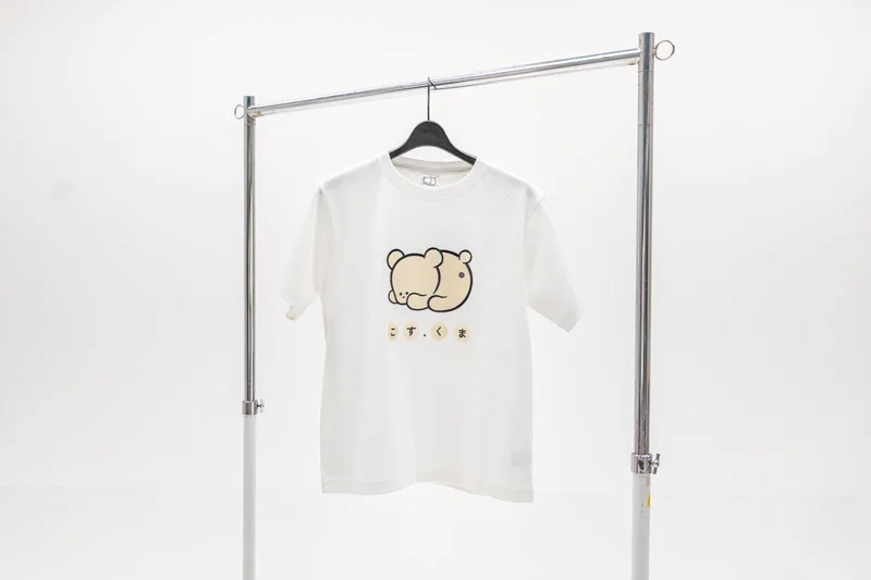 ハンガーにかかったこすくまウルトラプレミアムTシャツ